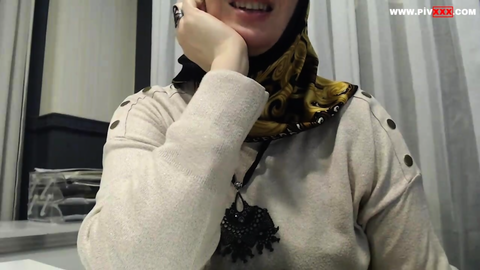 Türbanlı kadın izleyenlerin ısrarına dayanamıyor ve amını gösteriyor