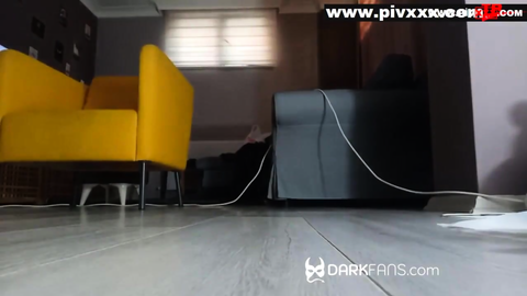 Türk Sahibe Köleyi Ayakla Ezip ağzına içiyor, Ezik Köpekler İçin!