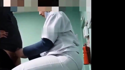 Kayseride özel hastanede doktor hemşireyi sedye üzerinde sikti