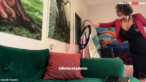Karolin Fişekçi: Milf kadın, genel konuşma ve frikikleri