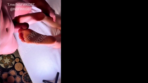 Adam, kadına masaj yaparken siki kalkıyor ve kadının ayaklarına sürtmeye başlıyor
