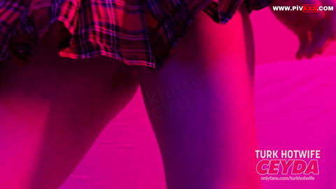 Genç üniversiteli eteğimi sizin için giydim ve dans ettim – Hotwife Ceyda