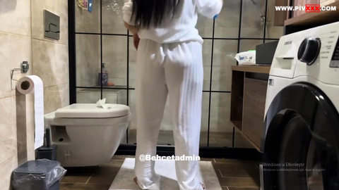 Talya Burcu beyaz pijaması ile domala domala banyoyu temizledi