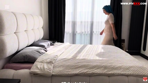Fatma ile Her Telden seksi elbisesiyle kalça yanaklarını sergiliyor