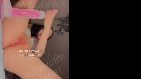 Luna Bognya Pembe Dildo ile Amını Dolduruyor Yalıyor