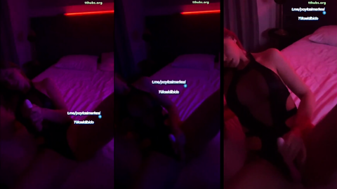Solvia Dildo Sokup Çıkarıyor Yatakta Karanlıkta