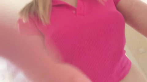 Yednul Pembe Elbisesini Sıyırıp Pembe Amcığını Gösteriyor