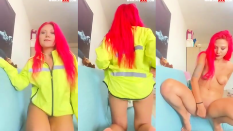 Pembe Saçlı Flora Yeşil Ceketini Açıp Amcığını Parmaklıyor