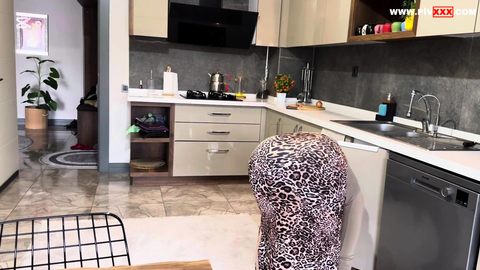 Fatma mutfakta eğilip kalkarken her telden azgınlık yapıyor