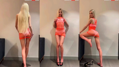 Barbie Aysu transparan kırmızıda götünü sallıyor