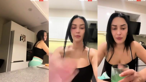 Zemheri Tango Mutfakta Dolgun Kıçını Göstermeye Doyamıyor