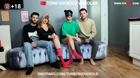 TurkishCuckold'un vahşi grup partisinde erkekler karıları paylaşıyor