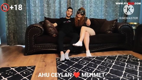 TurkishCuckold'un maskeli karısı adamla ateşli sikişiyor