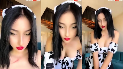 Benasteria inek kostümüyle webcamde şov yapıyor, seksi pozlar veriyor