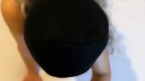 Maskeli sarışın adamın sikini emiyor
