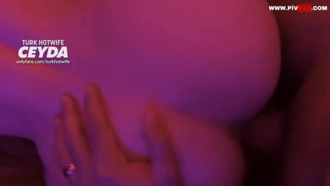 Hotwife Ceyda mor ışıkta göğüslerini okşuyor