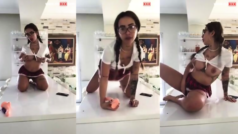 Shawty okul kızı kıyafetiyle dildo emip amına sokuyor