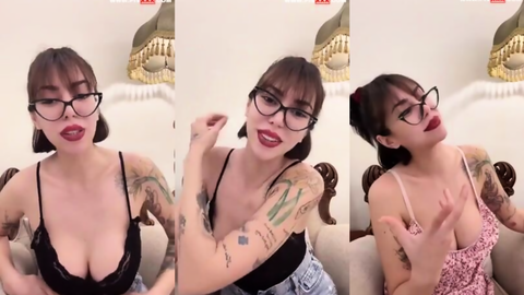 Şeydanur Tunç gözlüklü haliyle webcamde göğüslerini sergiliyor