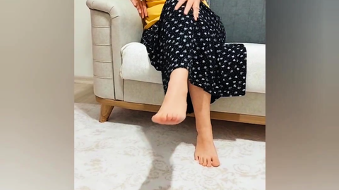 Evli Elif Burak kadını ayaklarını ve amını sergiliyor