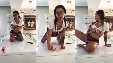 shawty tango'da okul kızı kostümüyle dildosunu amına sokuyor