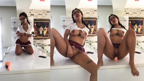 shawty tango'da amını parmaklayıp dildo sokuyor