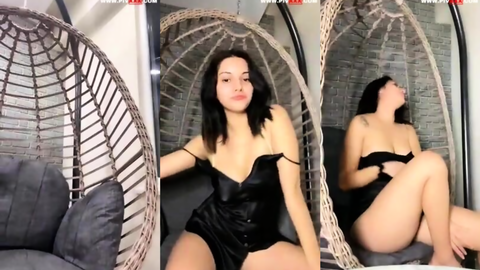 tango bloom salıncakta bacaklarını açıp devriliyor