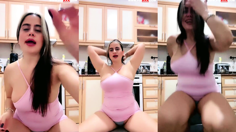 ayşe elbi mutfakta seksi dans edip kalçalarını sallıyor