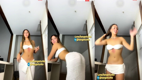 semfunny tango'da memelerini açıp poz veriyor