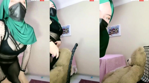 türbanlı boncuk teddy bear'ı okşayıp kalçasını açıyor