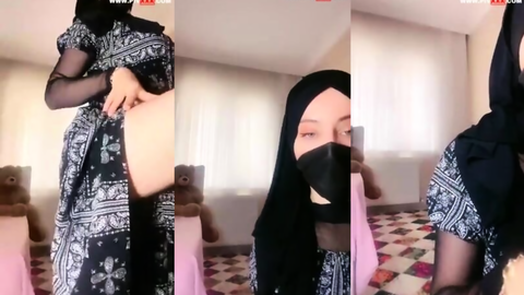 türbanlı boncuk tangoda memelerini açıp kameraya bakıyor