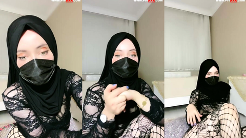 türbanlı boncuk tangoda seksi pozlar verip kalçalarını açıyor