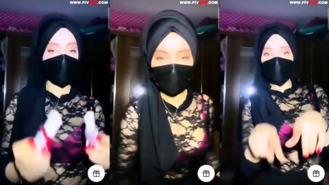 türbanlı boncuk tangoda seksi kıyafetle poz verip el hareketi yapıyor