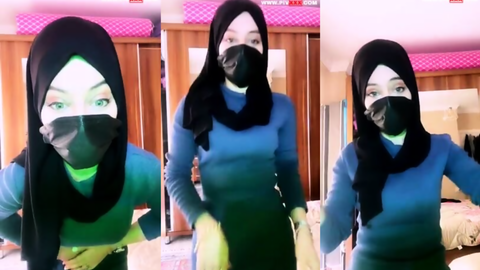 türbanlı boncuk tangoda dans edip kalçalarını gösteriyor