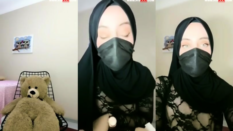 türbanlı boncuk teddy bear'ı bacaklarına sürterek inliyor