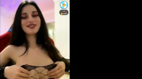 zeynepiksy canlıda memelerini açıp poz veriyor