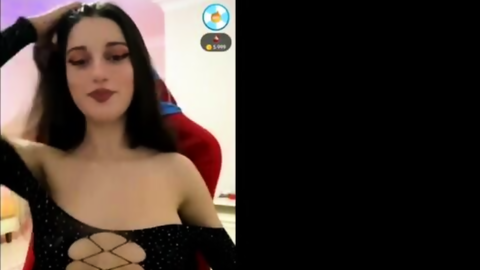 zeynepiksy canlıda memelerini okşayıp içki içiyor