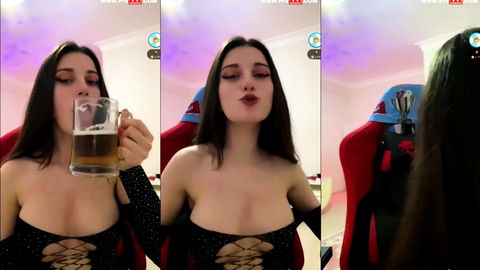 zeynepiksy canlıda memelerini sıkıp amını okşuyor