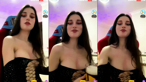 zeynepiksy tangoda memelerini açıp seksi bakışlar atıyor