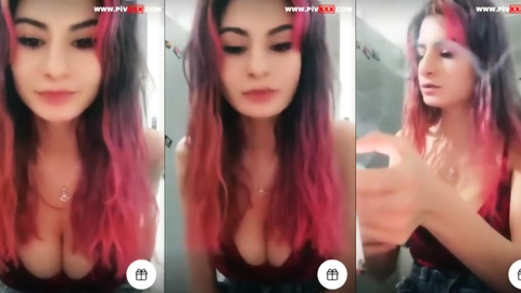 beste burul canlıda memelerini açıp okşuyor