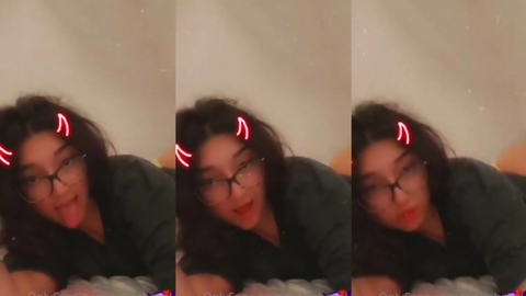 turkishgyal onlyfans videosunda şeytan boynuzlarıyla dil çıkarıp azgın poz verdi