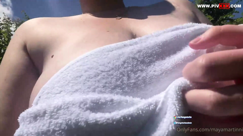mayamartini onlyfans videosunda havlusunu indirip memelerini açıyor