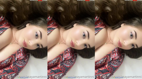 mayamartinni onlyfans videosunda yatakta parmağını dudağına koyup göz kırpıyor