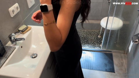 selin sudegül banyoda sakso çekip amını siktiriyor