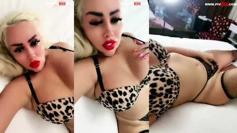 ilçin karagöz canlıda leopard tanga açıp memelerini okşuyor