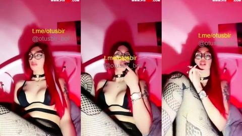 mericeyn tango balık ağı çorabıyla poz verip parmağını emiyor