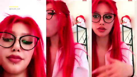 mericeyn tango kırmızı saçlarıyla webcamde dil çıkarıp poz veriyor