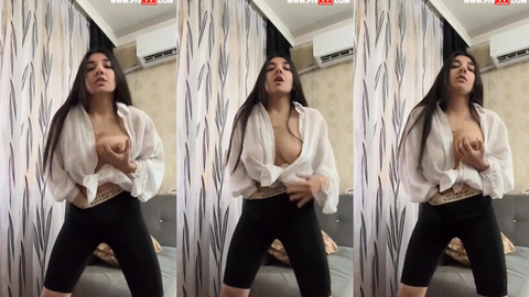 eylenceli kiz canlıda memelerini açıp okşuyor
