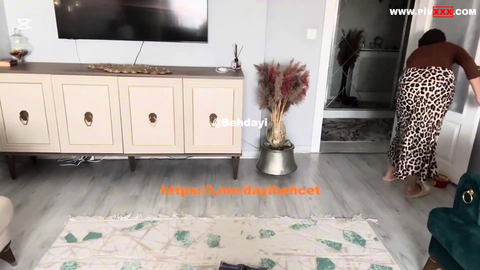 Fatma ile her telden ev temizliğinde türbanlı hatun kıvrılıyor