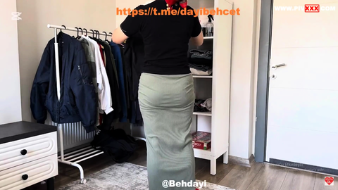 Fatma ile her telden temizlikte kalçalarını sallıyor ve ayıyı eziyor