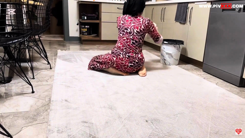 Türbanlı Fatma mutfakta domalıp azdırıcı pozlar veriyor